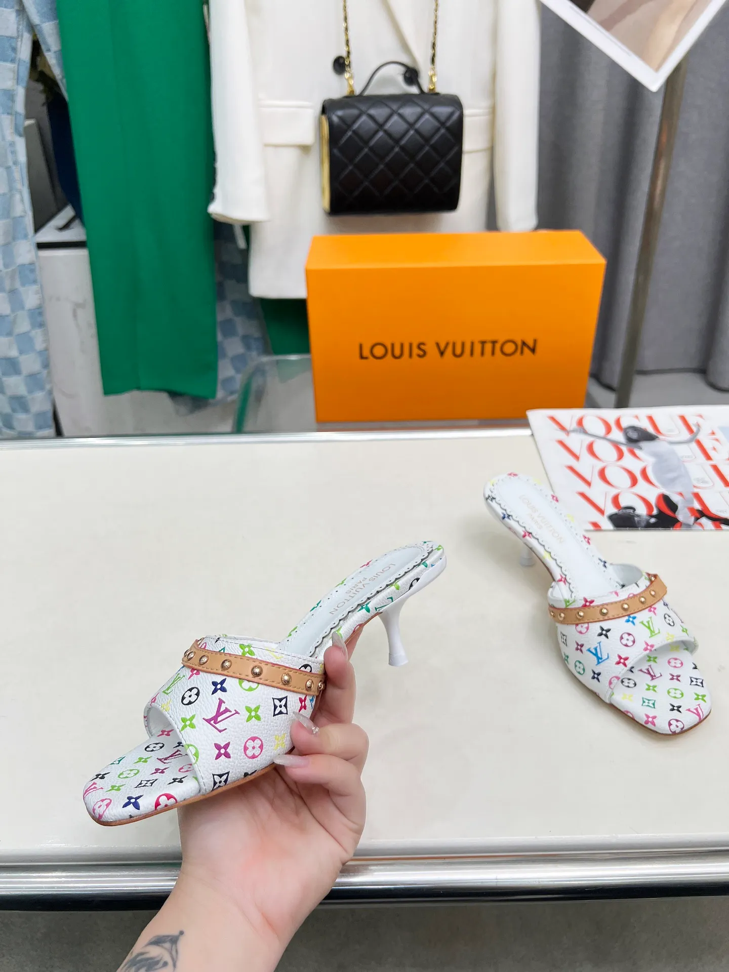Factory direct sales👟👟Ex-factory price 440👟👟 LV new denim denim kitten heel slippers 2025 summer must-have for goddesses, original replica, super comfortable on the feet. Show off the queen's temperament, the heel height is 5.5CM, which shows your temperament without being tiring. Standard code: 35-42 (41 and 42 codes are customized, non-returnable and non-exchangeable)